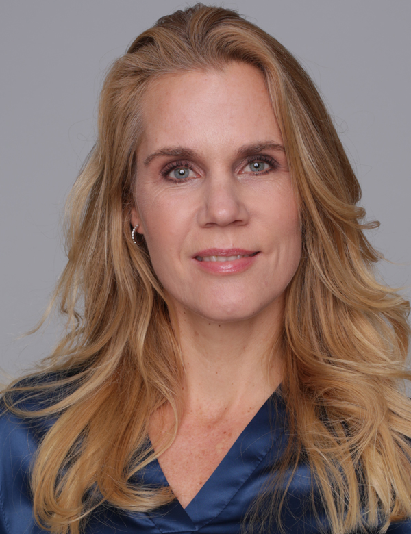 Vrouwelijk model met blond haar shiela