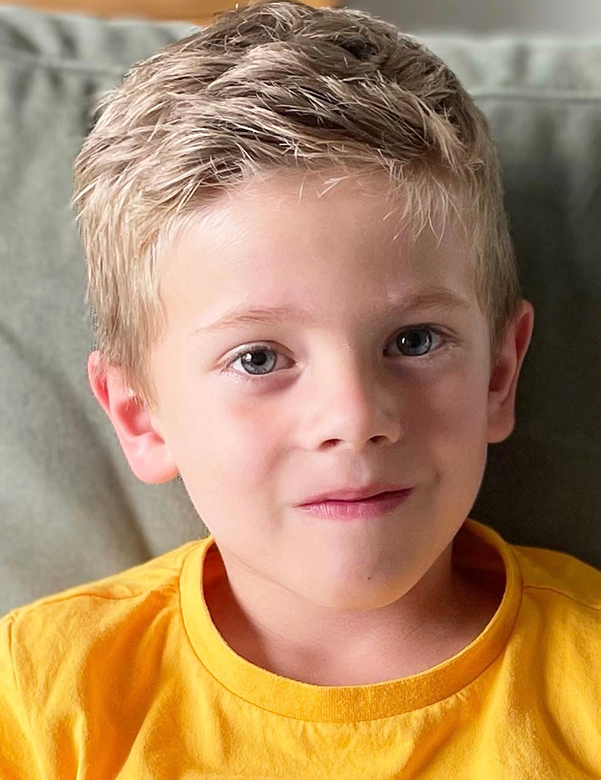 Kindermodel met kort blond haar siem