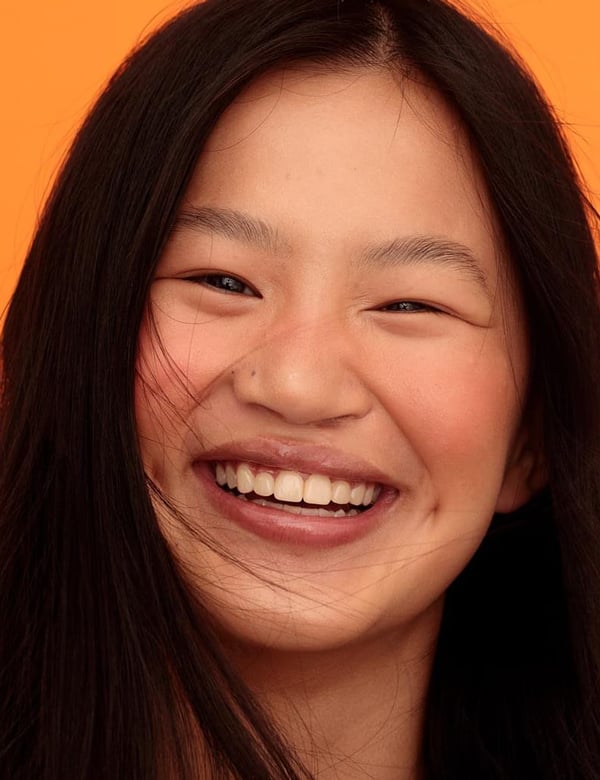 Vrouwelijk model met zwart haar tani