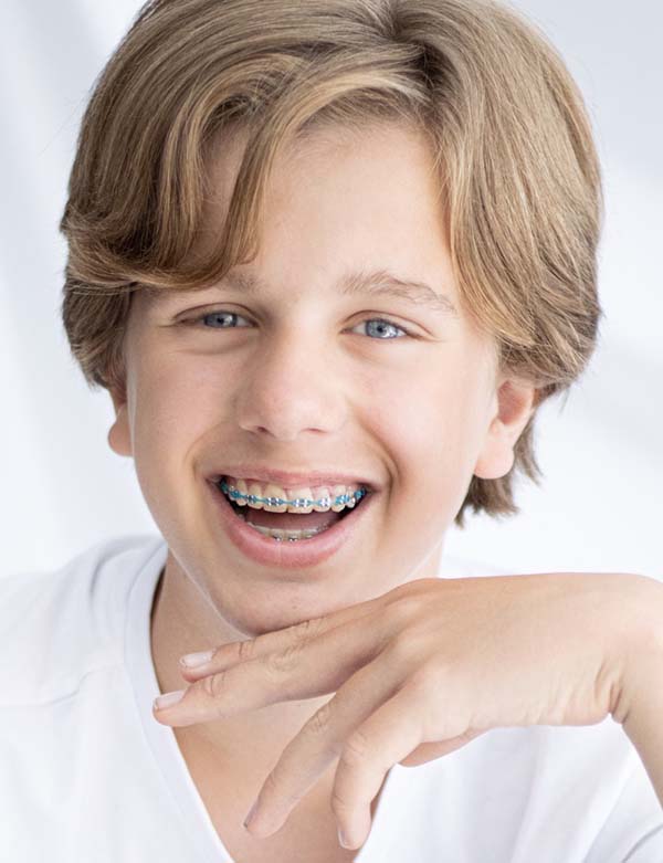 Tienermodel met blond haar teun