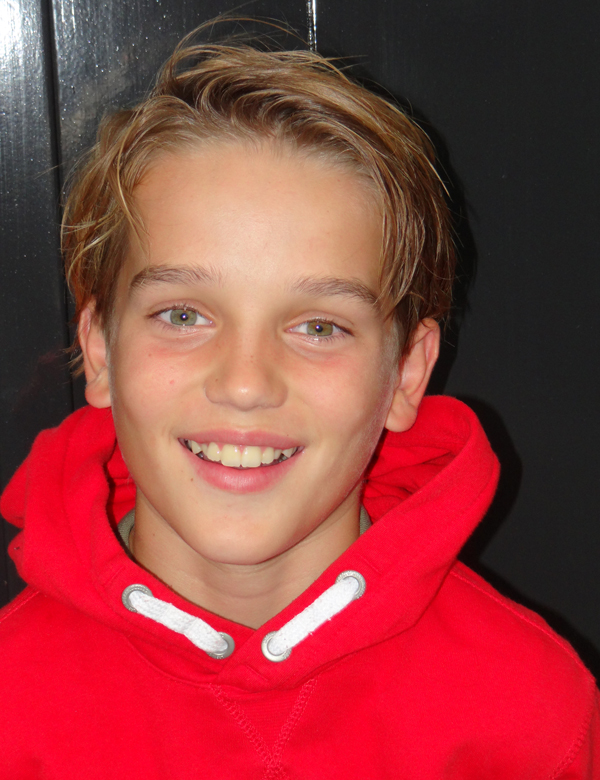 Kindermodel met blond haar teun