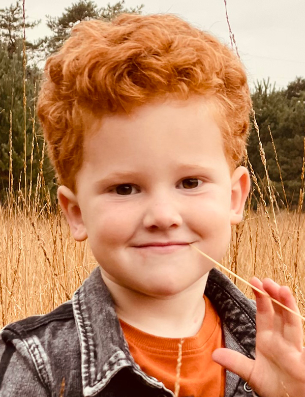 Kindermodel met rood haar tim