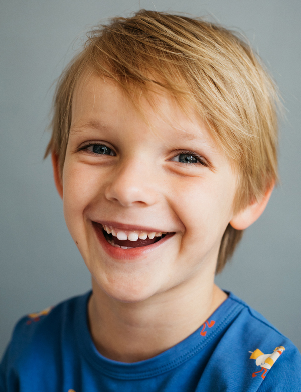 Kindermodel met blond haar timon