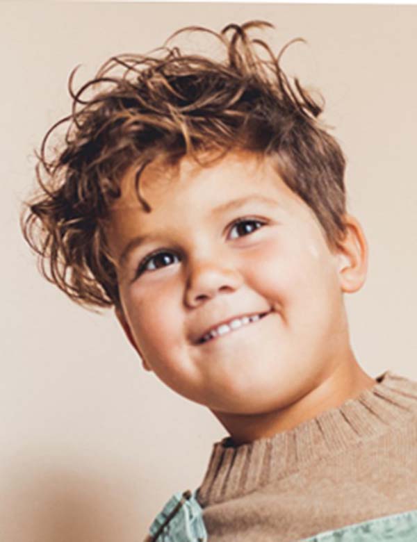 Kind model xem met krullend haar