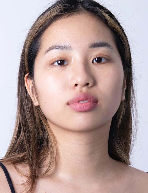 Vrouwelijk model xiu li met bruin haar