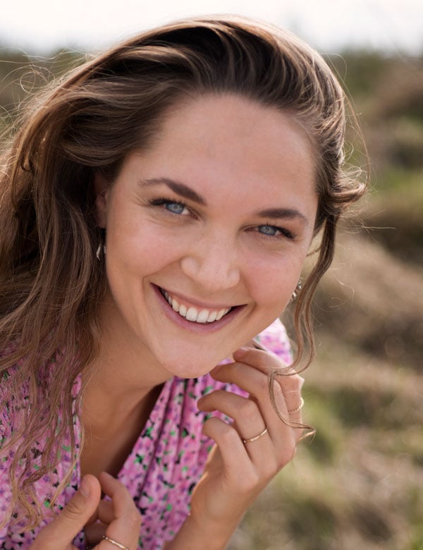 Model Yvonne is een vrouwelijk model met donkerblond haar