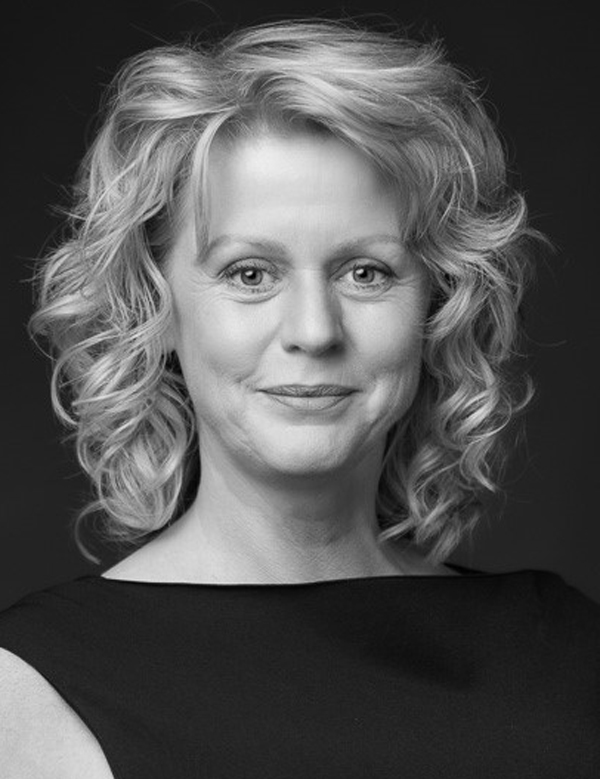 Vrouwelijk model met blond haar yvonne