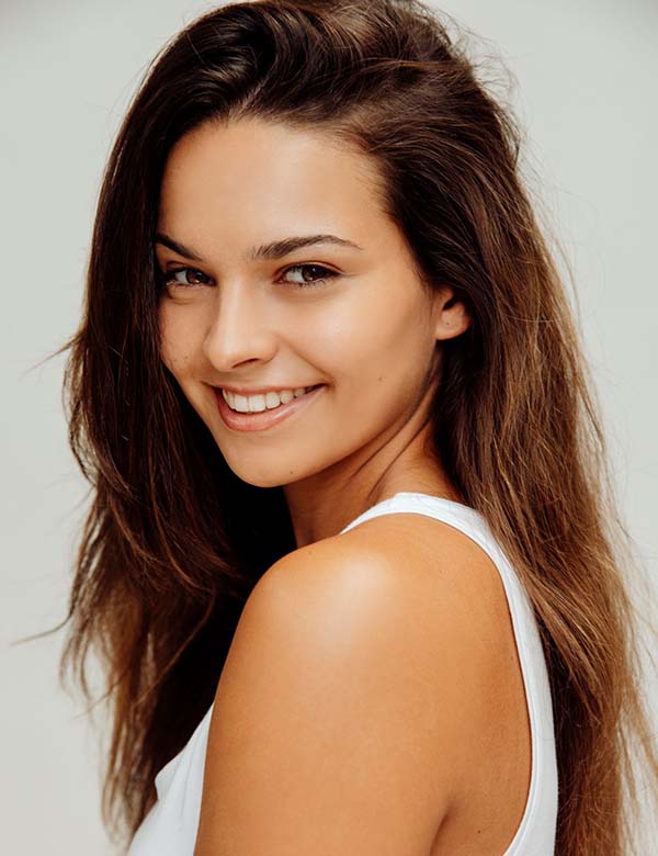 Vrouwelijk model met lang bruin haar zohra