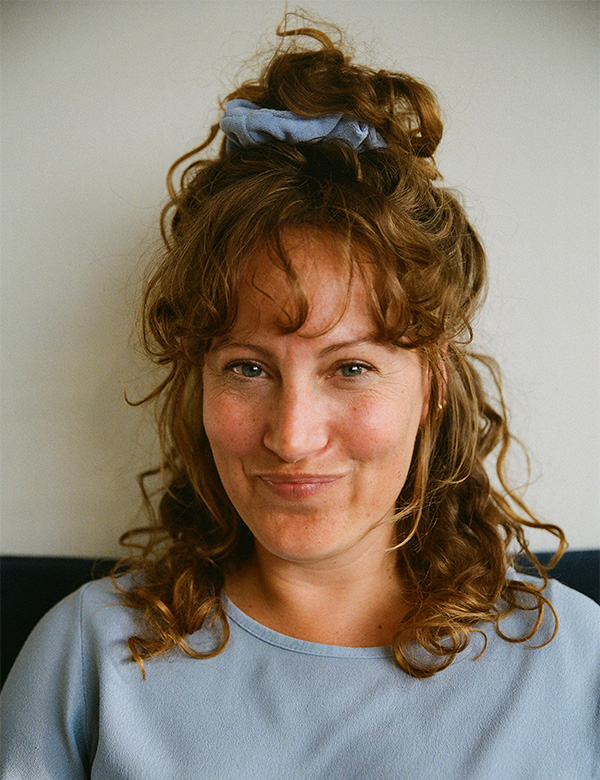 Vrouwelijk model met bruinrood haar Laurien