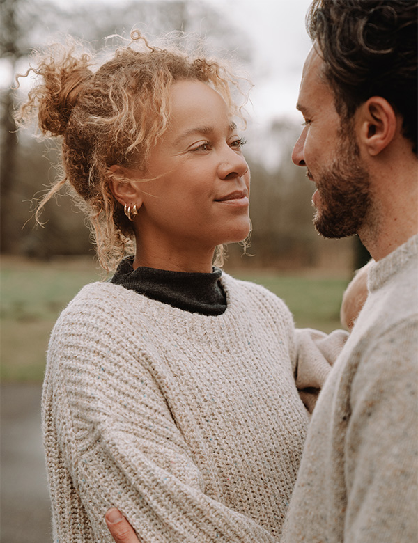 Vrouwelijk model met donkerbruin haar Diane