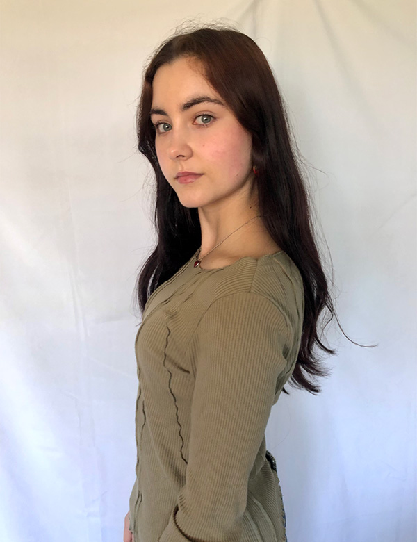 vrouwelijk model met bruin haar Roosmarijn