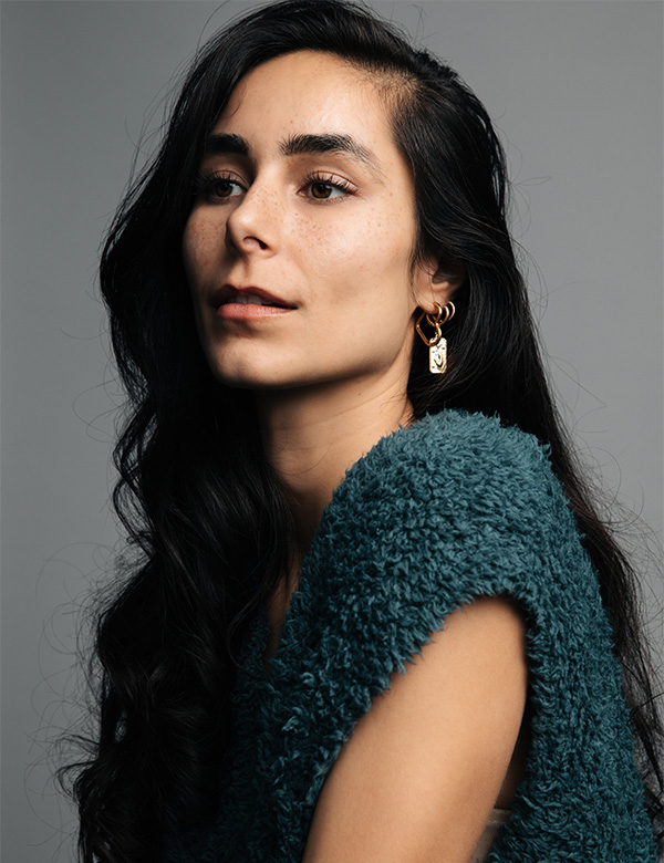 Vrouwelijk model met bruin haar Shaima