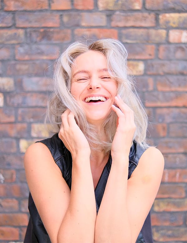 vrouwelijk model met blond haar Kya