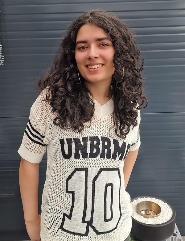 Vrouwelijk model met bruin haar Ashba