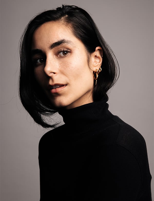 Vrouwelijk model met bruin haar Shaima