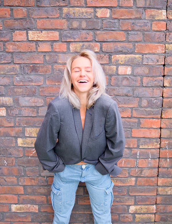 vrouwelijk model met blond haar Kya