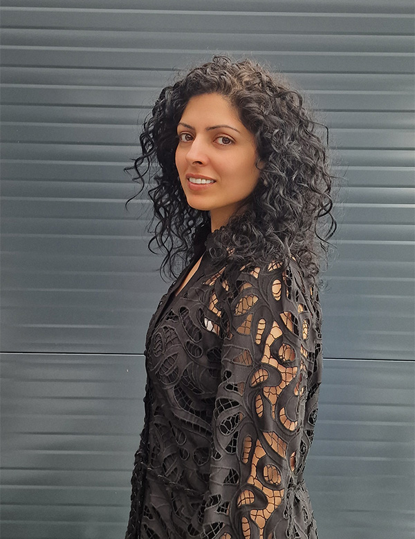 Vrouwelijk model met bruin haar Hasiba