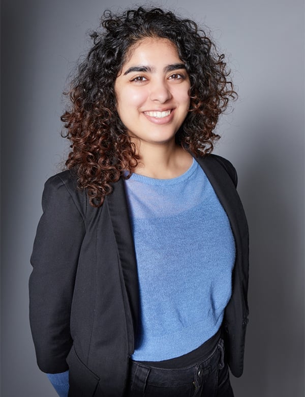 Vrouwelijk model met bruin haar Inaya