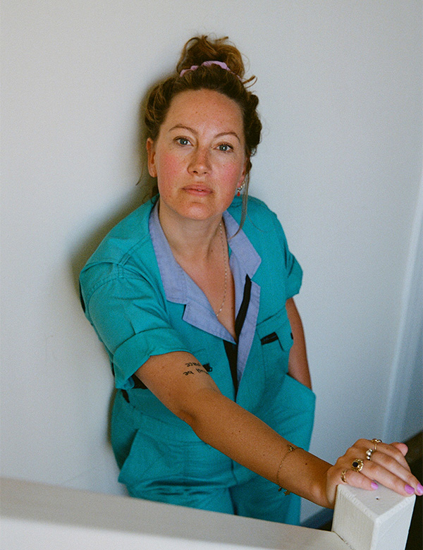 Vrouwelijk model met bruinrood haar Laurien
