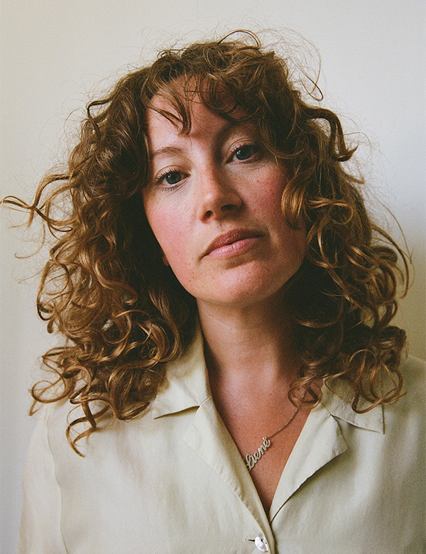 Vrouwelijk model met bruinrood haar Laurien
