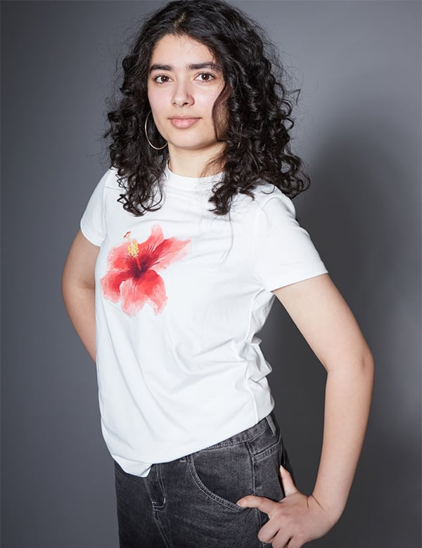 Vrouwelijk model met bruin haar Ashba