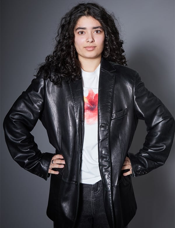 Vrouwelijk model met bruin haar Ashba