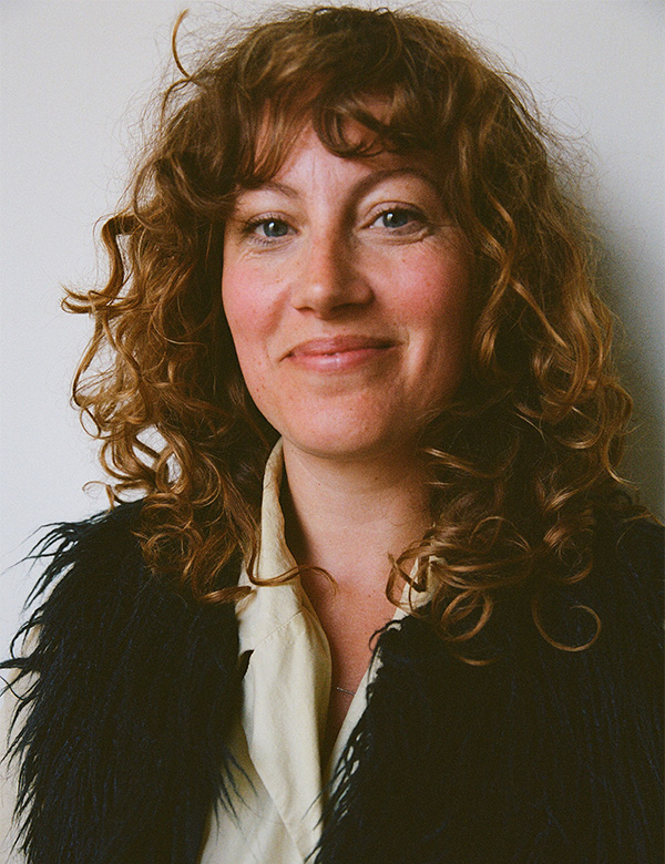 Vrouwelijk model met bruinrood haar Laurien
