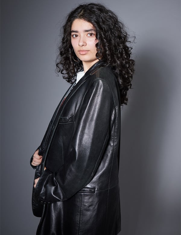 Vrouwelijk model met bruin haar Ashba
