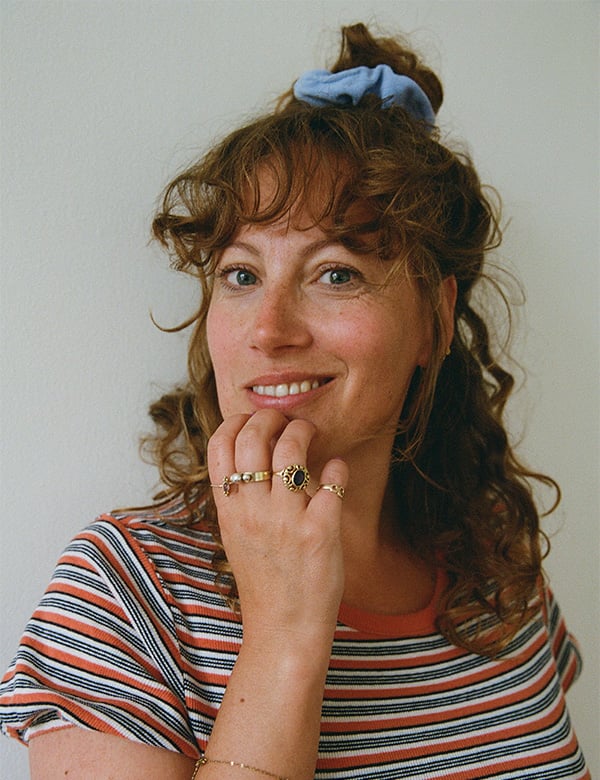 Vrouwelijk model met bruinrood haar Laurien