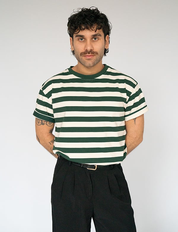 Mannelijk model met bruin krullend haar Aäron Z.