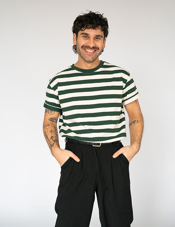 Mannelijk model met bruin krullend haar Aäron Z.