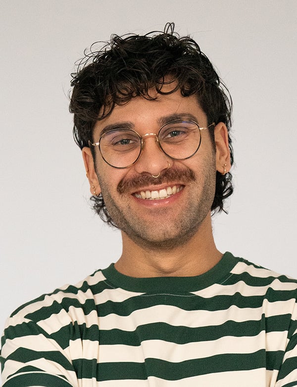 Mannelijk model met bruin krullend haar aäron z.