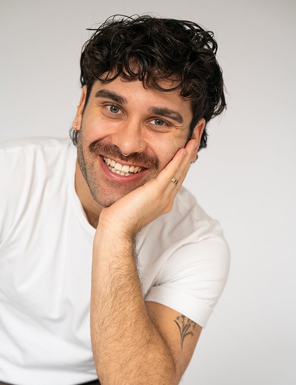 Mannelijk model met bruin krullend haar Aäron Z.
