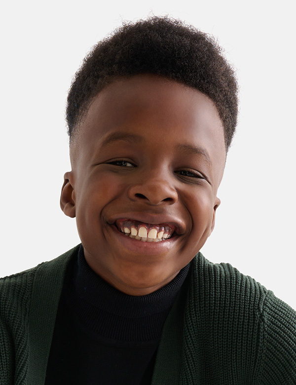 Kindermodel met zwart haar aberi