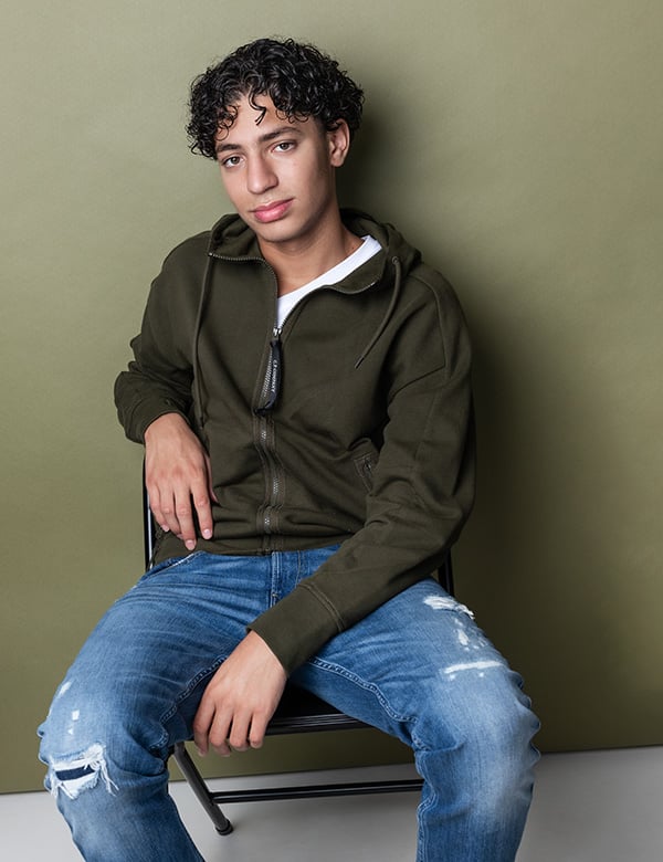 kindermodel met kort krullend haar Adam B.
