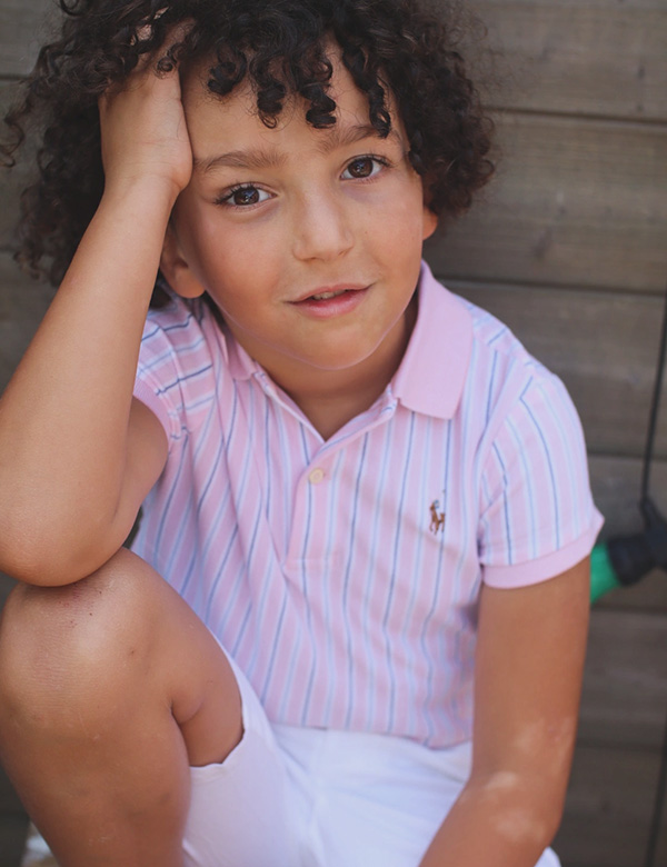 Kinder model met bruin krullend haar Adam k.