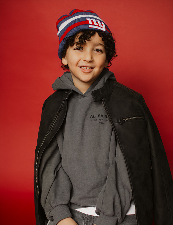 Kinderlijk model met bruin krullend haar.