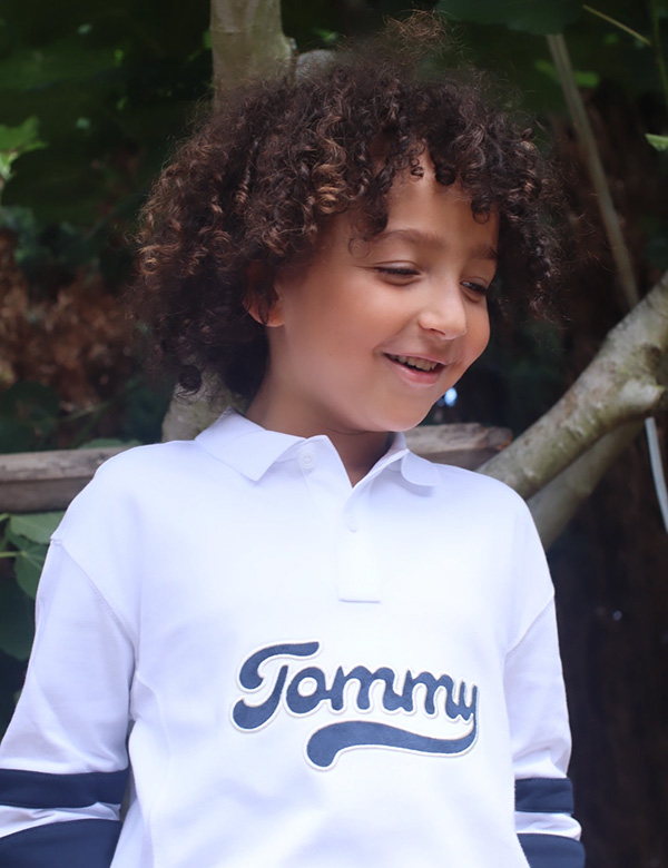 Kinder model met bruin krullend haar Adam k.