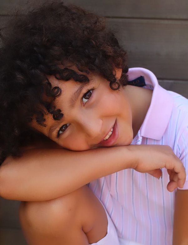 Kinder model met bruin krullend haar Adam k.
