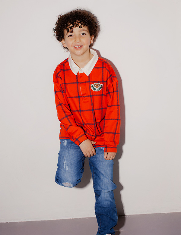 Kinderlijk model met bruin krullend haar.