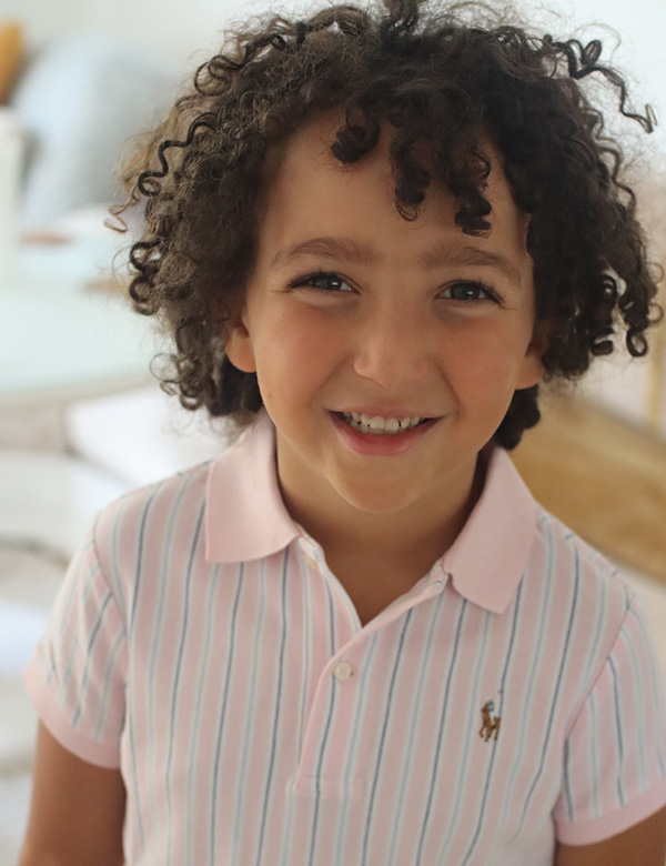 Kinder model met bruin krullend haar Adam k.