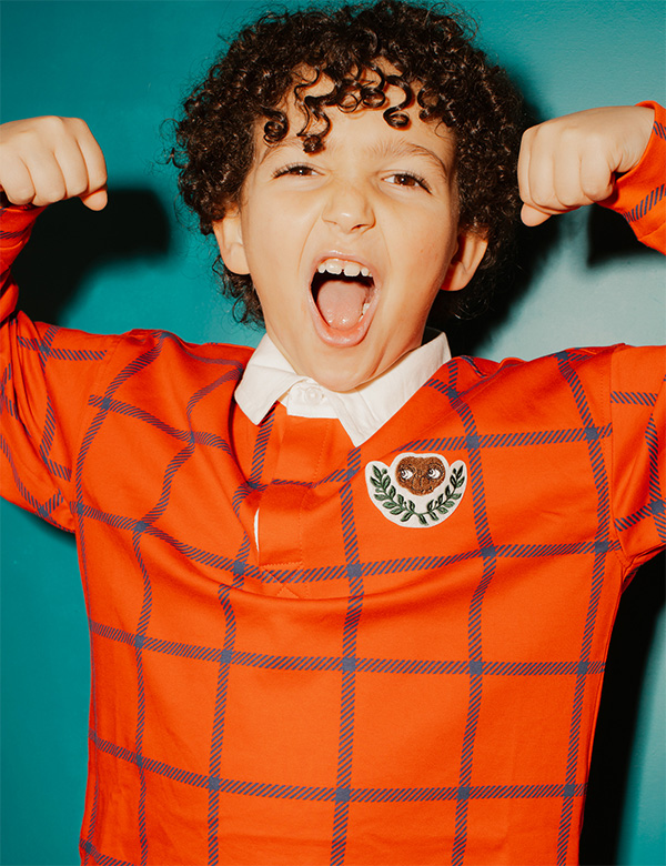 Kinderlijk model met bruin krullend haar.