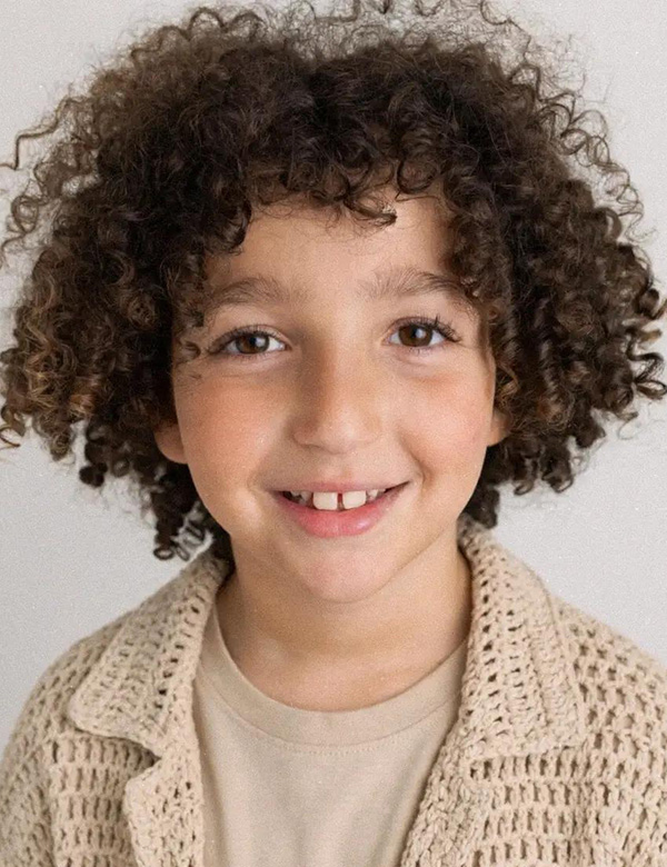 Kindermodel met bruin haar adam k.