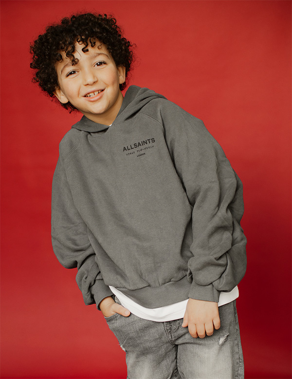 Kinderlijk model met bruin krullend haar.