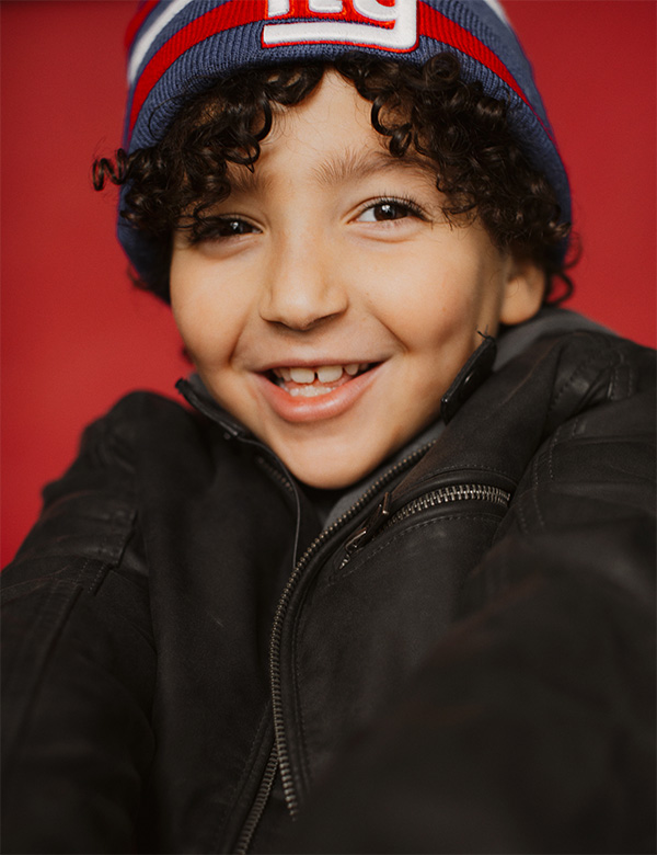 Kinderlijk model met bruin krullend haar.