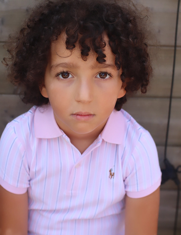 Kinder model met bruin krullend haar Adam k.