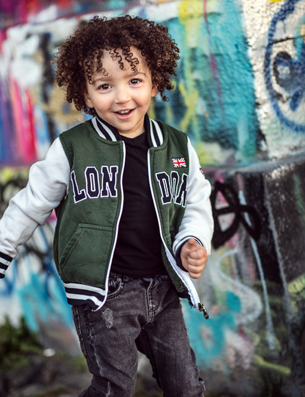 Kindermodel met bruin krullend haar Adam