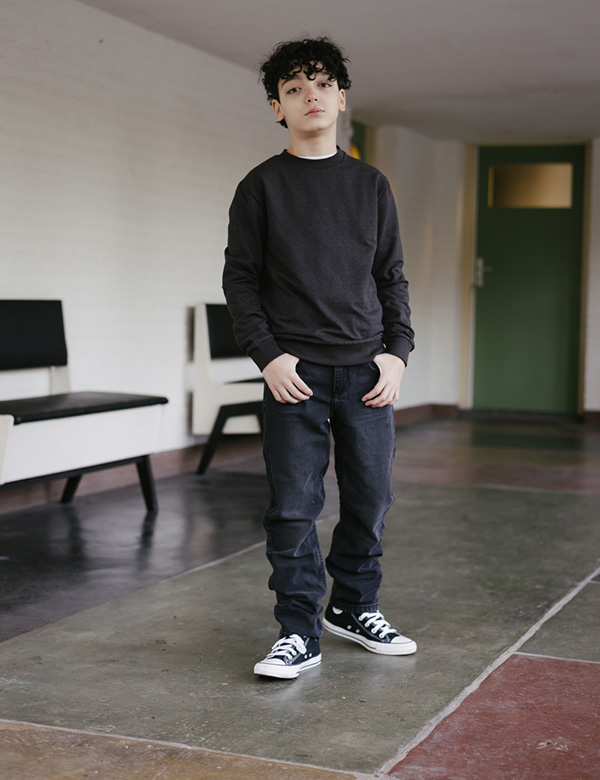 Kinder model met Kort donker bruin haar Adine B.