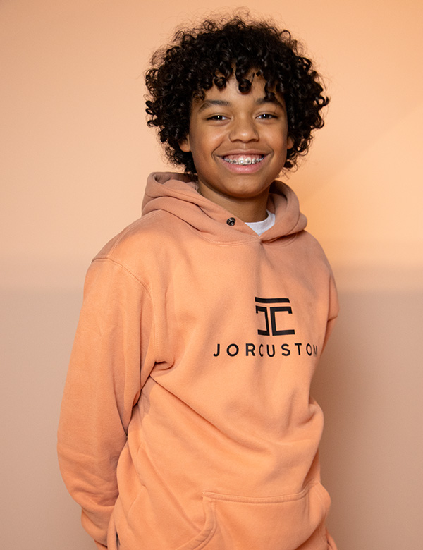 Kindermodel met donker krullend haar Aeden G.