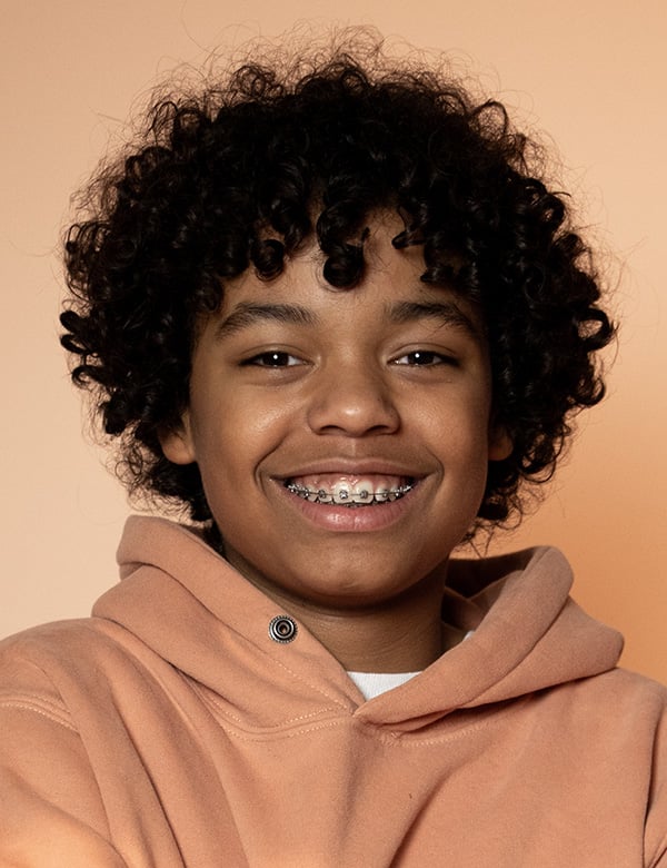 Model Kindermodel met donker krullend haar aeden g.